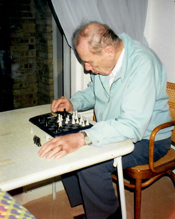 Robert Nordberg, with chess machine, probably early 2000s